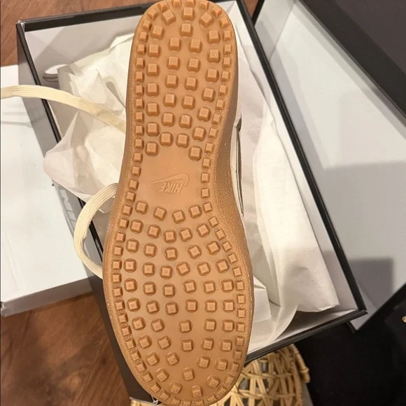 BRAND NEW Nike Field General in Cream and Brown - Picture 3 of 8